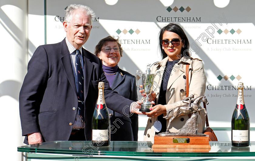 Winter-Lion-0008 
 Presentation for The Nicholson Holman Handicap Chase Cheltenham 18 Apr 2018 - Pic Steven Cargill / Racingfotos.com