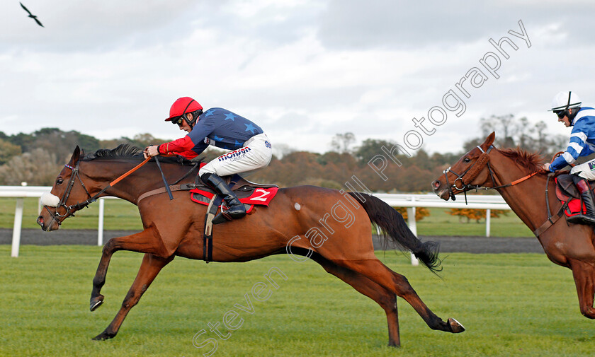 Old-Guard-0005 
 OLD GUARD (Harry Cobden) beats SAN BENEDETO (right) in The Matchbook VIP Hurdle Kempton 22 Oct 2017 - Pic Steven Cargill / Racingfotos.com