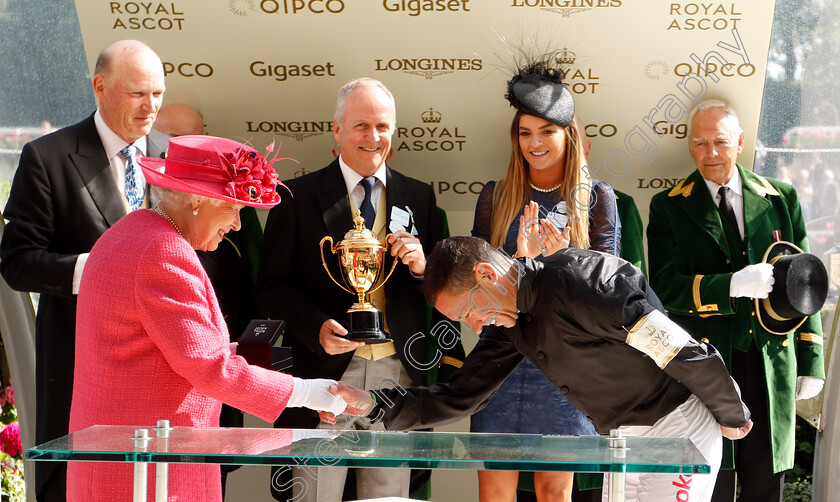 Stradivarius-0024 
 Presentation by The Queen to Frankie Dettori after The Gold Cup
Royal Ascot 21 Jun 2018 - Pic Steven Cargill / Racingfotos.com