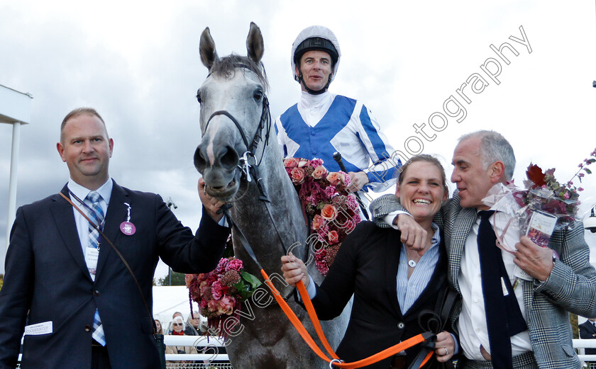 Thundering-Blue-0017 
 THUNDERING BLUE (Fran Berry) with owner Clive Washbourn and trainer David Menuisier (left) after The Stockholm Cup International
Bro Park, Sweden 23 Sep 2018 - Pic Steven Cargill / Racingfotos.com