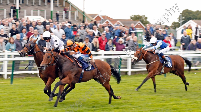 Ocean-Temptress-0001 
 OCEAN TEMPTRESS (farside, Jack Osborn) beats QUATRIEME AMI (nearside) in The Moulton Nursery Of Acle Handicap Yarmouth 19 Sep 2017 - Pic Steven Cargill / Racingfotos.com