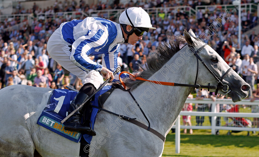 Thundering-Blue-0006 
 THUNDERING BLUE (Jim Crowley) wins The BetBright Recall Handicap Sandown 2 Sep 2017 - Pic Steven Cargill / Racingfotos.com