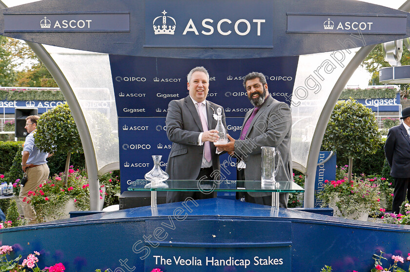 Shady-McCoy-0010 
 Presentation for The Veolia Handicap Ascot 6 Oct 2017 - Pic Steven Cargill / Racingfotos.com