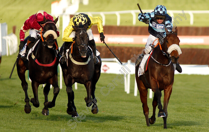 Thomas-Darby-0004 
 THOMAS DARBY (right, Richard Johnson) beats ELIXIR DE NUTZ (centre) and BANG ON FRANKIE (left) in The Foundation Developments Ltd Maiden Hurdle
Cheltenham 26 Oct 2018 - Pic Steven Cargill / Racingfotos.com