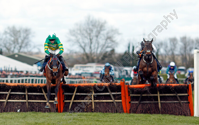 Sire-Du-Berlais-0003 
 SIRE DU BERLAIS (left, Mark Walsh) beats FLOORING PORTER (right) in The JRL Group Liverpool Hurdle
Aintree 9 Apr 2022 - Pic Steven Cargill / Racingfotos.com