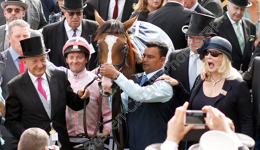 Anthony-Van-Dyck-0018 
 ANTHONY VAN DYCK (Seamie Heffernan) and owners after The Investec Derby
Epsom 1 Jun 2019 - Pic Steven Cargill / Racingfotos.com