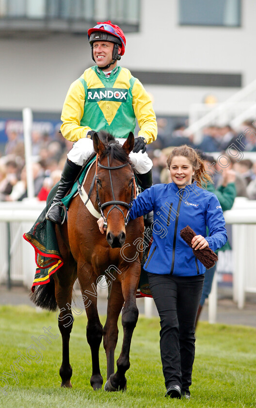 Finian s-Oscar-0006 
 FINIAN'S OSCAR (Robbie Power) after The Big Buck's Celebration Manifesto Novices Chase Aintree 12 Apr 2018 - Pic Steven Cargill / Racingfotos.com