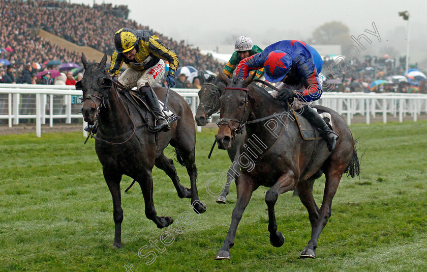 Splash-Of-Ginge-0006 
 SPLASH OF GINGE (right, Tom Bellamy) beats STARCHITECT (left) in The BetVictor Gold Cup Cheltenham 18 Nov 2017 - Pic Steven Cargill / Racingfotos.com