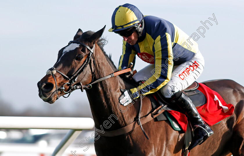 If-The-Cap-Fits-0005 
 IF THE CAP FITS (Noel Fehily) wins The 32Red Casino Novices Hurdle Kempton 26 Dec 2017 - Pic Steven Cargill / Racingfotos.com