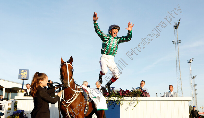 Takeko-0002 
 Frankie Dettori leaps from TAKEKO after The Lanwades Stud Stakes
Bro Park, Sweden 17 Sep 2023 - Pic Steven Cargill / Racingfotos.com