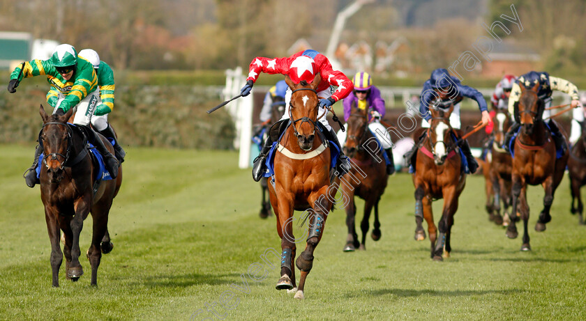 Editeur-Du-Gite-0003 
 EDITEUR DU GITE (centre, Joshua Moore) beats SULLY D'OC AA (left) in The Close Brothers Red Rum Handicap Chase
Aintree 8 Apr 2021 - Pic Steven Cargill / Racingfotos.com