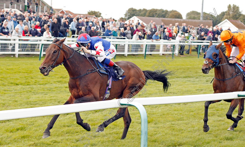 Great-Hall-0003 
 GREAT HALL (Fran Berry) beats ZENON (right) in The Get On With Dan Hague Handicap Yarmouth 21 Sep 2017 - Pic Steven Cargill / Racingfotos.com