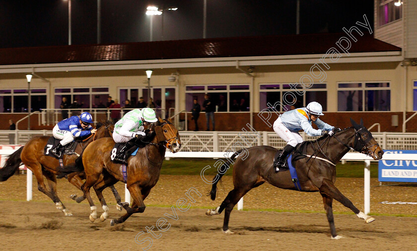 Guardia-Svizzera-0002 
 GUARDIA SVIZZERA (Paula Muir) beats GRIGGY (left) in The Irish Lotto At totesport.com Handicap
Chelmsford 25 Nov 2019 - Pic Steven Cargill / Racingfotos.com