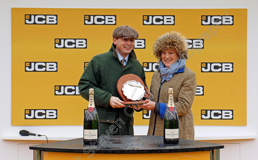 Apple s-Shakira-0008 
 Presentation for The JCB Triumph Trial Juvenile Hurdle Cheltenham 27 Jan 2018 - Pic Steven Cargill / Racingfotos.com