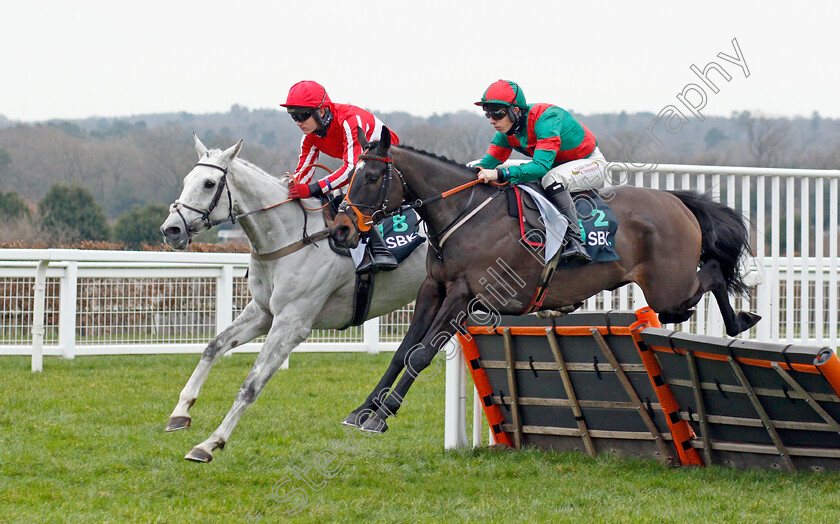 Kateson-and-Stoner s-Choice-0002 
 KATESON (left, Tom Bellamy) with STONER'S CHOICE (right, Max Kendrick)
Ascot 22 Jan 2022 - Pic Steven Cargill / Racingfotos.com