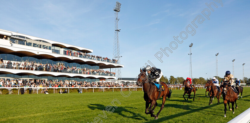 Espen-Hill-0004 
 ESPEN HILL (Madeleine Smith) wins The Stockholm Cup International
Bro Park, Sweden 17 Sep 2023 - Pic Steven Cargill / Racingfotos.com