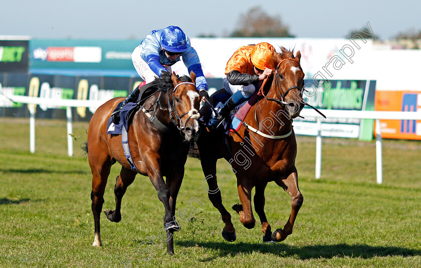 Castana-Dia-0002 
 CASTANA DIA (right, William Buick) beats AKKERINGA (left) in The Download The Quinnbet App Median Auction Maiden Stakes
Yarmouth 19 May 2021 - Pic Steven Cargill / Racingfotos.com