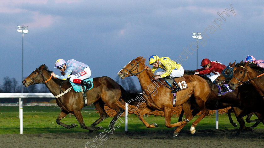 Dono-Di-Dio-0002 
 DONO DI DIO (Fran Berry) beats GO FOX (centre) in The 32Red On The App Store Handicap
Kempton 21 Nov 2018 - Pic Steven Cargill / Racingfotos.com