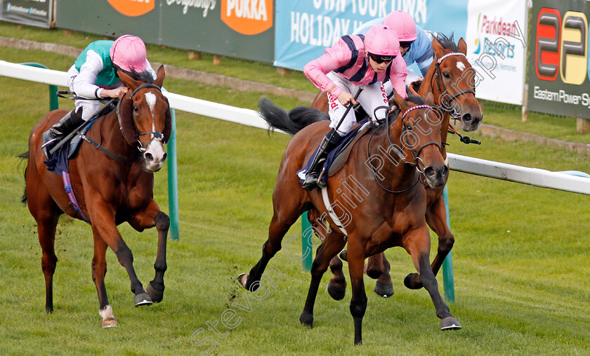 So-Sleek-0005 
 SO SLEEK (centre, Jamie Spencer) beats SEA TIDE (left) and VERNATTI (right) in The British EBF Fillies Handicap Yarmouth 21 Sep 2017 - Pic Steven Cargill / Racingfotos.com