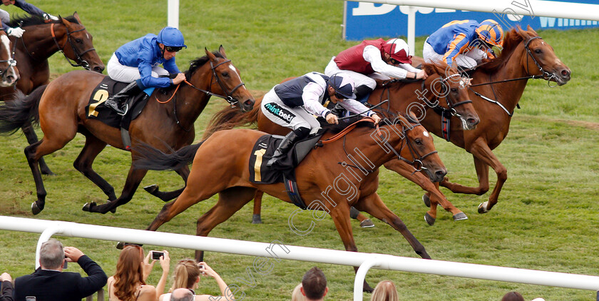 Antonia-De-Vega-0002 
 ANTONIA DE VEGA (Harry Bentley) beats NEW JAZZ (centre) and ZAGITOVA (right) in The Rossdales British EBF Maiden Fillies Stakes
Newmarket 14 Jul 2018 - Pic Steven Cargill / Racingfotos.com