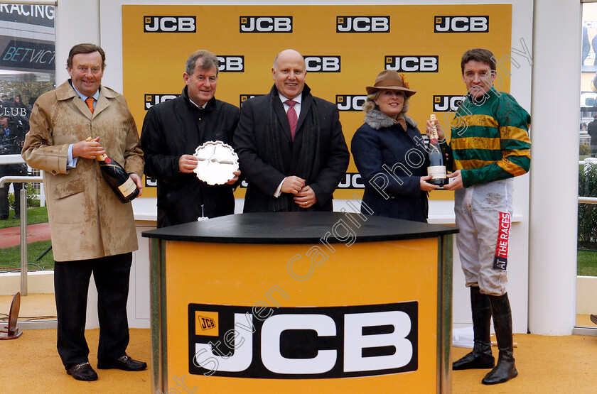 Apple s-Shakira-0007 
 Presentation to Nicky Henderson, J P McManus and Barry Geraghty for The JCB Triumph Trial Juvenile Hurdle won by APPLE'S SHAKIRA Cheltenham 18 Nov 2017 - Pic Steven Cargill / Racingfotos.com