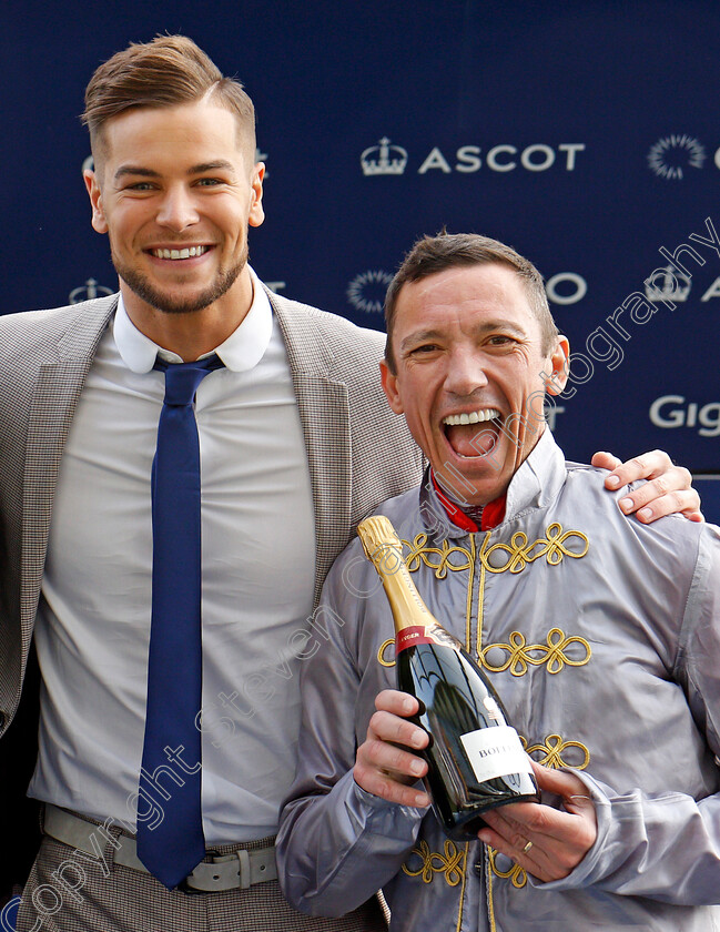 Frankie-Dettori-and-Chris-Hughes-0001 
 FRANKIE DETTORI with CHRIS HUGHES (Love Island) after The Neptune Investement Management Classified Stakes won by ZWAYYAN Ascot 6 Oct 2017 - Pic Steven Cargill / Racingfotos.com