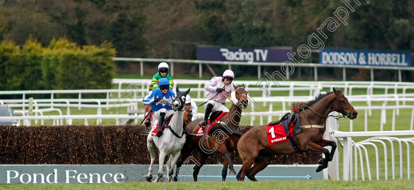 Harper s-Brook-0004 
 loose horse jumps across winner HARPER'S BROOK (pink, Ben Jones) and SACRE COEUR (blue, Tristan Durrell) at the 3rd last in The Virgin Bet Every Saturday Money Back Handicap Chase
Sandown 3 Feb 2024 - Pic Steven Cargill / Racingfotos.com