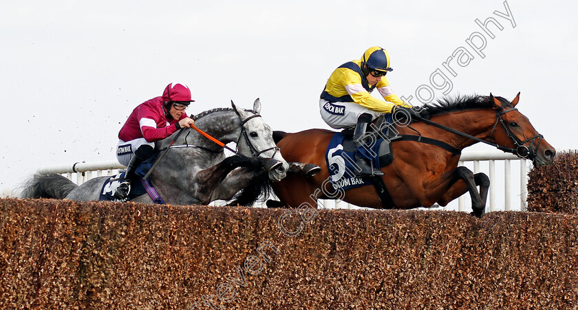 Shantou-Rock-and-Petit-Mouchoir-0001 
 SHANTOU ROCK (right, Harry Skelton) jumps with PETIT MOUCHOIR (left, Davy Russell) Aintree 14 Apr 2018 - Pic Steven Cargill / Racingfotos.com