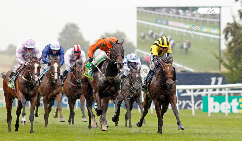 Killybegs-Warrior-0003 
 KILLYBEGS WARRIOR (centre, Kevin Stott) beats OBELIX (right) in The 6 Horse Challenge At bet365 Handicap
Newmarket 14 Jul 2023 - Pic Steven Cargill / Racingfotos.com