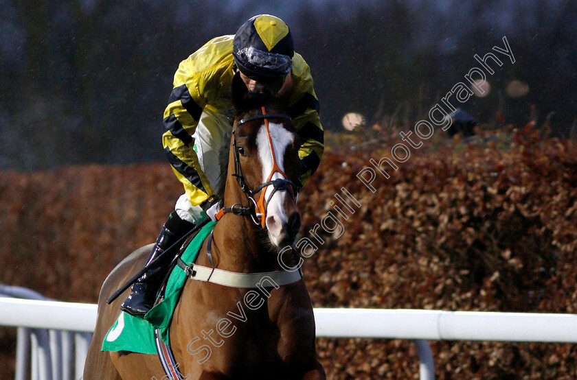 Red-Gunner-0001 
 RED GUNNER (Luke Morris)
Kempton 16 Jan 2019 - Pic Steven Cargill / Racingfotos.com