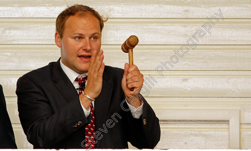 Matt-Hall-0002 
 Auctioneer Matt Hall at Ascot Yearling Sale 12 Sep 2017 - Pic Steven Cargill / Racingfotos.com