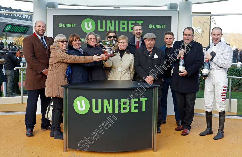 Elgin-0014 
 Presentation to Alan King, Wayne Hutchinson and Elite Racing Club for The Greatwood Handicap Hurdle won by ELGIN Cheltenham 19 Nov 2017 - Pic Steven Cargill / Racingfotos.com