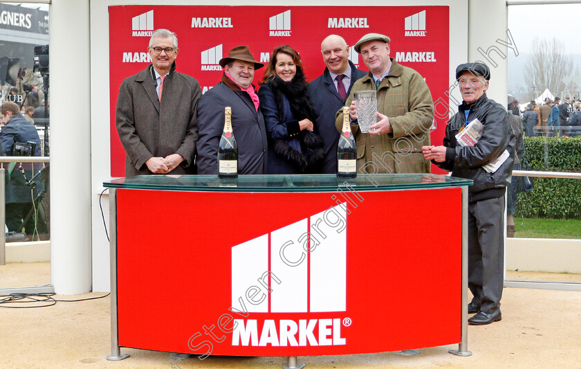 Doing-Fine-0003 
 Presentation to The Neil Mulholland Racing Club for The Markel Insurance Handicap Chase won by DOING FINE 
Cheltenham 1 Jan 2020 - Pic Steven Cargill / Racingfotos.com