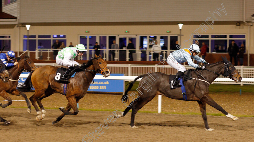 Guardia-Svizzera-0003 
 GUARDIA SVIZZERA (Paula Muir) beats GRIGGY (left) in The Irish Lotto At totesport.com Handicap
Chelmsford 25 Nov 2019 - Pic Steven Cargill / Racingfotos.com