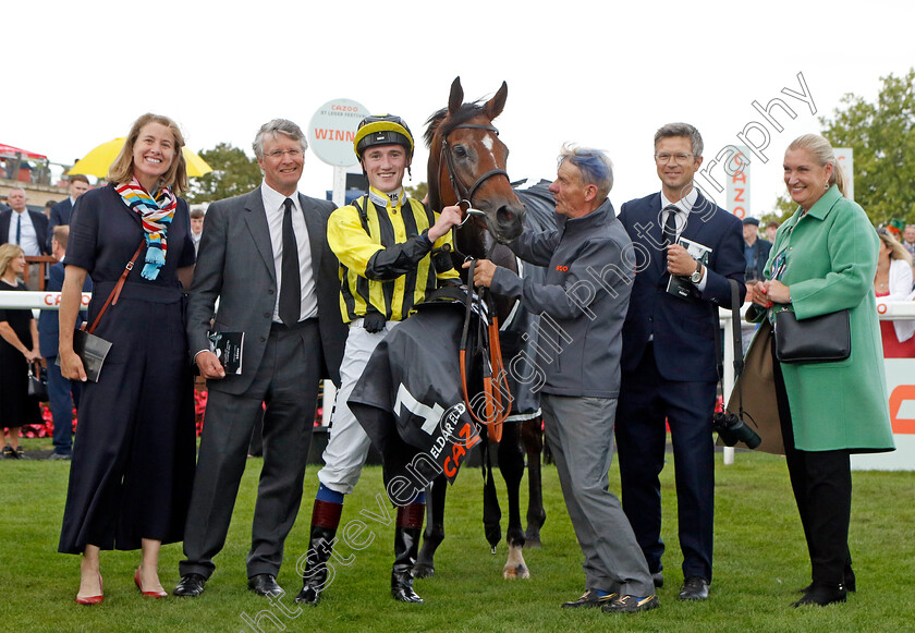 Eldar-Eldarov-0017 
 ELDAR ELDAROV (David Egan) with Roger Varian and connections after The Cazoo St Leger Stakes
Doncaster 11 Sep 2022 - Pic Steven Cargill / Racingfotos.com