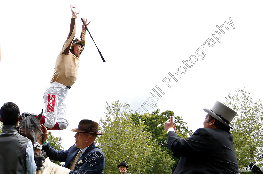 A Ali-0008 
 Frankie Dettori leaps from A'ALI after The Norfolk Stakes
Royal Ascot 20 Jun 2019 - Pic Steven Cargill / Racingfotos.com