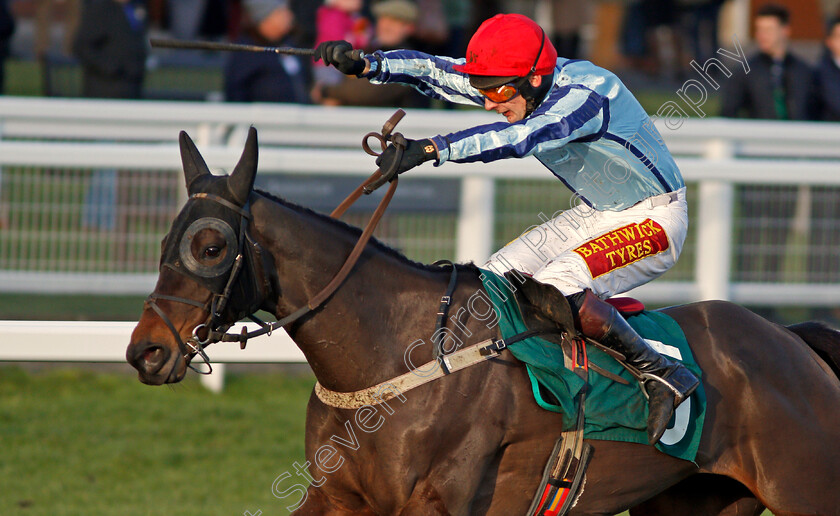 Smaoineamh-Alainn-0005 
 SMAOINEAMH ALAINN (James Best) wins Catesby Handicap Hurdle Cheltenham 15 Dec 2017 - Pic Steven Cargill / Racingfotos.com