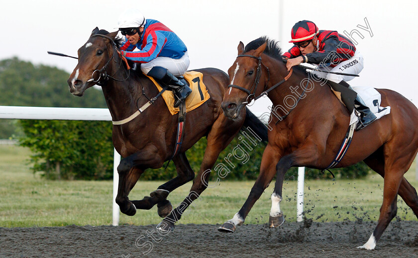 Croeso-Cymraeg-0002 
 CROESO CYMRAEG (Raul Da Silva) beats BARCA (right) in The Making Waves With Gulf Handicap
Kempton 22 May 2019 - Pic Steven Cargill / Racingfotos.com