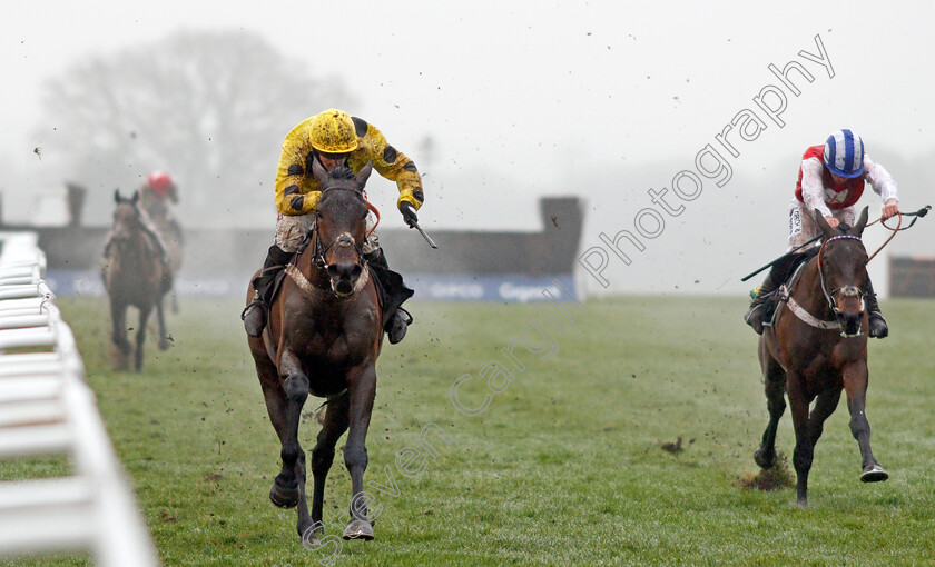 Acting-Lass-0003 
 ACTING LASS (left, Noel Fehily) beats KILCREA VALE (right) in The Bet365 Handicap Chase Ascot 20 Jan 2018 - Pic Steven Cargill / Racingfotos.com