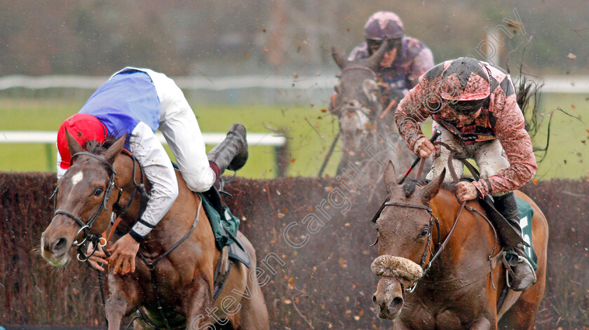 Sensulano-0006 
 SENSULANO (right, Leighton Aspell) beats CHILLI FILLI (left, Aidan Coleman) in The Actioncoach Lady Godiva Mares Novices Chase
Warwick 12 Dec 2019 - Pic Steven Cargill / Racingfotos.com