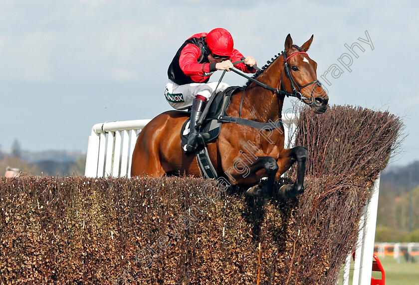 Sam-Brown-0006 
 SAM BROWN (Aidan Coleman) wins The Betway Handicap Chase
Aintree 9 Apr 2022 - Pic Steven Cargill / Racingfotos.com