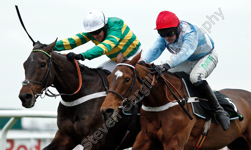 Verdana-Blue-0006 
 VERDANA BLUE (right, Nico De Boinville) beats BUVEUR D'AIR (left) in The Unibet Christmas Hurdle
Kempton 26 Dec 2018 - Pic Steven Cargill / Racingfotos.com