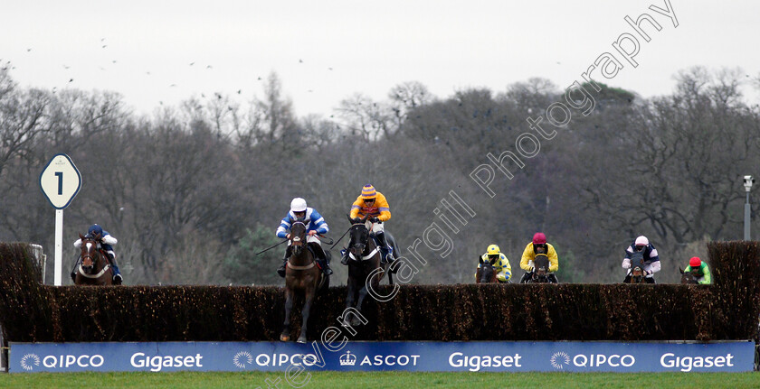 Gold-Present-0001 
 GOLD PRESENT (yellow, Nico de Boinville) beats FRODON (2nd left) in The Lavazza Silver Cup Handicap Chase Ascot 23 Dec 2017 - Pic Steven Cargill / Racingfotos.com