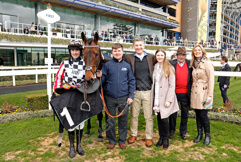 Colonial-Dreams-0008 
 COLONIAL DREAMS (Nico de Boinville) with Nicky Henderson and owners after The ROA Racing Post Owners Jackpot Maiden Hurdle Ascot 25 Mar 2018 - Pic Steven Cargill / Racingfotos.com