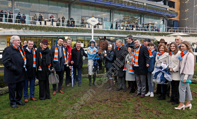 Un-De-Sceaux-0011 
 UN DE SCEAUX (Paul Townend) and owners after The Royal Salute Whisky Clarence House Chase Ascot 20 Jan 2018 - Pic Steven Cargill / Racingfotos.com