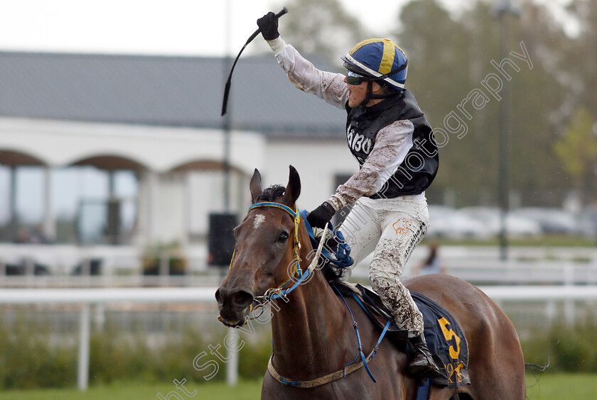 Castillo-0006 
 CASTILLO (Josefin Landgren) wins The Lady Jockeys Thoroughbred World Championship Round 5
Josefin celebrates winning the overall title
Bro Park Sweden 5 Aug 2018 - Pic Steven Cargill / Racingfotos.com