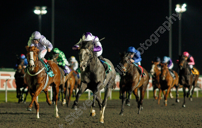 Glencadam-Master-0003 
 GLENCADAM MASTER (Robert Havlin) beats TUM TUM (left) in The 32Red On The App Store Novice Stakes Div1 Kempton 20 Dec 2017 - Pic Steven Cargill / Racingfotos.com