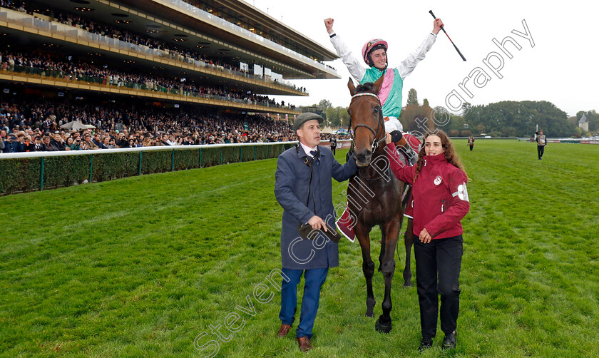 Bluestocking-0030 
 BLUESTOCKING (Rossa Ryan) winner of The Qatar Prix de l'Arc de Triomphe 
Longchamp 6 Oct 2024 - Pic Steven Cargill / Racingfotos.com