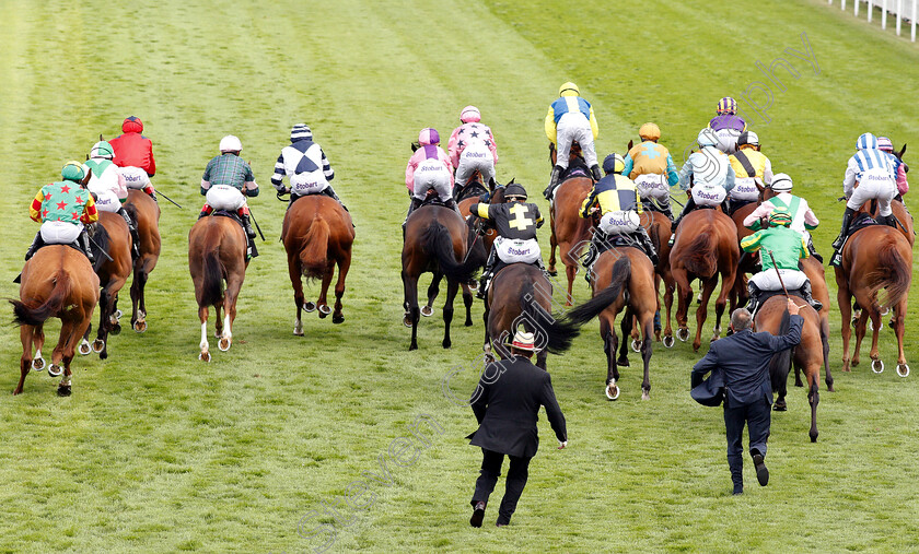 Goodwood-0005 
 Assistant starters see the field away for the Unibet Goodwood Handicap 
Goodwood 31 Jul 2019 - Pic Steven Cargill / Racingfotos.com