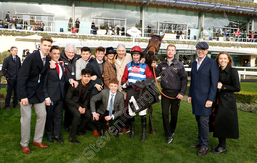 Azzerti-0008 
 AZZERTI (Wayne Hutchinson) and The McNeill Family after The Bet With Ascot Novices Limited Handicap Chase
Ascot 21 Dec 2018 - Pic Steven Cargill / Racingfotos.com